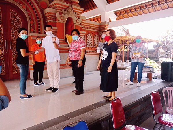 Pemkot Denpasar Libatkan Peran Serta Pihak Swasta Lakukan Sosialisasi Prokes Bersama PKK Di Desa Peguyangan Kangin