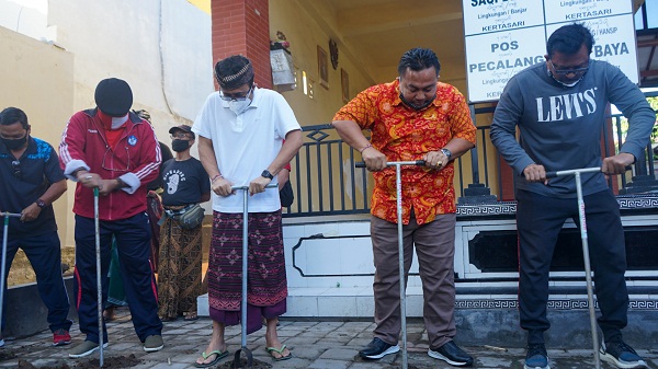 Jaya Negara Serahkan Bibit Tanaman, Masker dan Hand Sanitizer di Banjar Kertasari, Serangkaian Gerakan 1.000 Biopori, Dukung Pencegahan dan Ketahanan Pangan di Massa Pandemi
