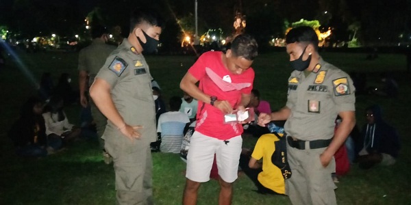 Satpol PP Denpasar Berikan Hukuman Push Up Kepada 5 Orang Anak Muda