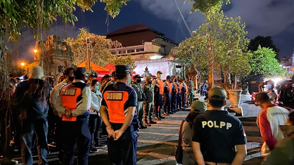 Satpol PP Kota Denpasar Tertibkan Pedagang Pasar Tumpah di Gajah Mada
