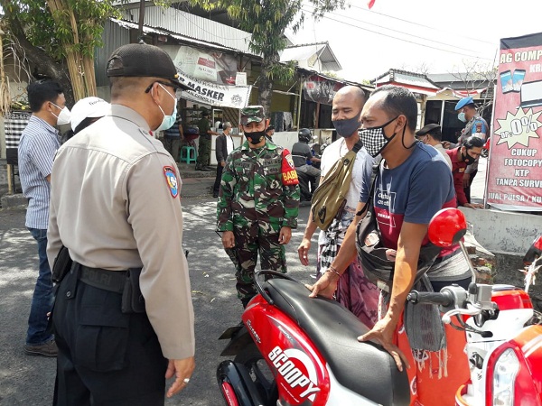 Kelurahan Kesiman Gelar Sidak Gabungan Disiplin Prokes, Tiga Orang Tanpa Masker Diberi Sanksi Menyanyi, Hingga Push Up