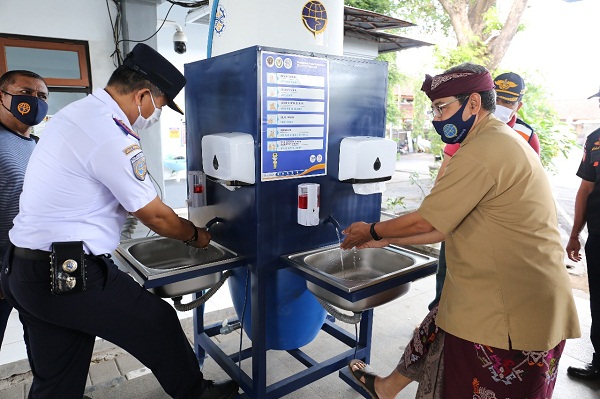 Direkur Poltrada Bali Serahkan Bantuan Kelengkapan Prokes Kepada Sopir Terimal Ubung.