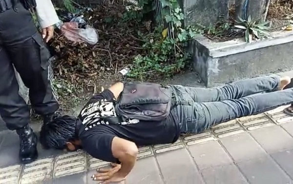 Kelurahan Penatih Laksanakan Penertiban Masker di Daerah Tembau, Tidak Pakai Masker Kena Sanksi Hafalkan Pancasila dan Push Up