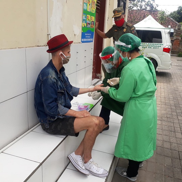 Satpol PP Kota Denpasar Rapid Test Bule Linglung