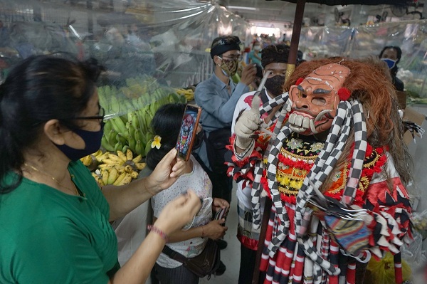 Libatkan Seniman Bondres Bagikan 1200 Masker, Rai Mantra dan Kemenparekraf RI Kampanye Gerakan Pakai Masker.