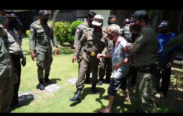 Satpol PP Denpasar Amankan Bule Depresi