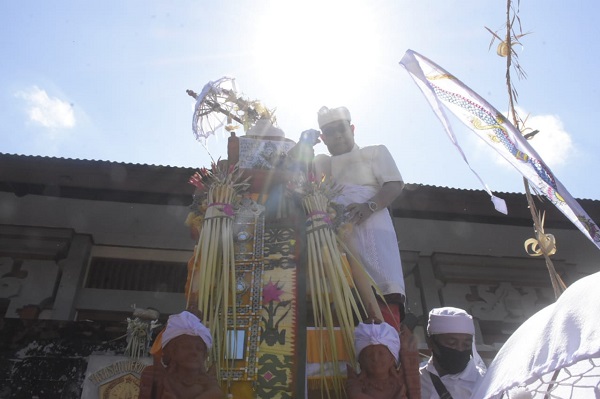 Rai Iswara Hadiri Karya Pemelaspasan Ngenteg Linggih SMK Pembanguan Denpasar, Berharap Selalu Mengikuti Protokol Kesehatan dan Tetap Menggunakan Masker