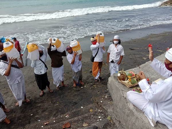 Pemkot Gelar Upacara Pengelukatan Suda Mala, Upaya Niskala Cegah Covid-19, Masyarakat Laksanakan Pengekukatan Dari Rumah