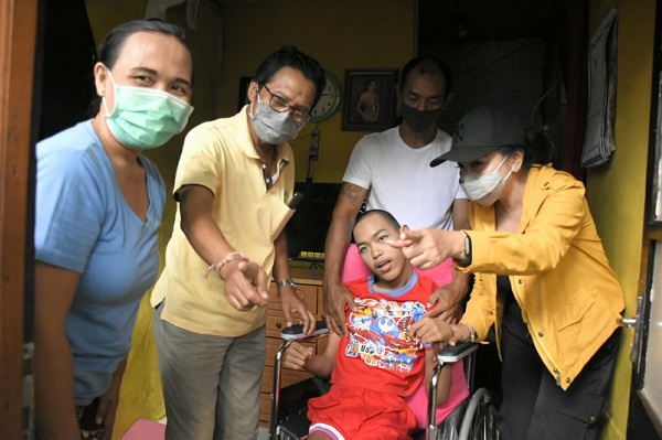 Ny. IA. Selly Mantra Serahkan Alat Bantu Kesehatan Kepada Lansia dan Penyandang Disabilitas di Denpasar Timur.