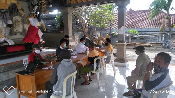 Sasar Warga Terdampak Covid 19, Dinsos Denpasar Serahkan BLT Informal di Kelurahan Padangsambian