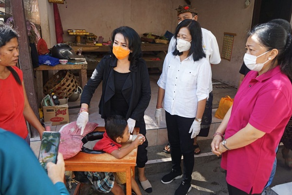 Ny. Selly Mantra Serahkan Alat Bantu Kesehatan Kepada Lansia dan Penyandang Disabilitas.