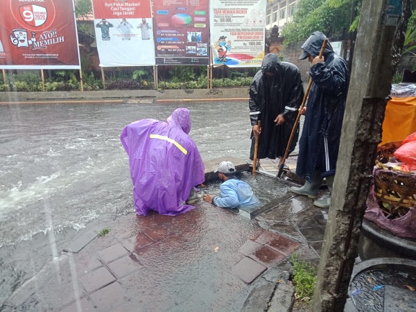 Hujan Lebat Guyur Denpasar, Timbulkan Genangan di Beberapa Titik Pemkot Imbau Masyarakat Waspada dan Tak Buang Sampah Sembarangan