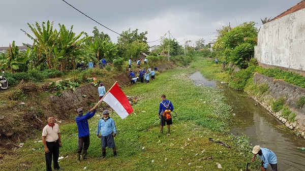 Cegah Banjir, Desa Sanur Kauh dan Pasukan Prokasih Dinas PUPR Kota Denpasar Bersihkan Alur Tukad Loloan Sanur.