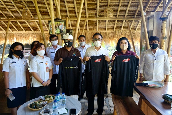 Persiapan Pemulihan Pariwisata Lokal, Jaya Negara Serahkan Bantuan Baju Kepada Relawan Yayasan Tukad Bindu