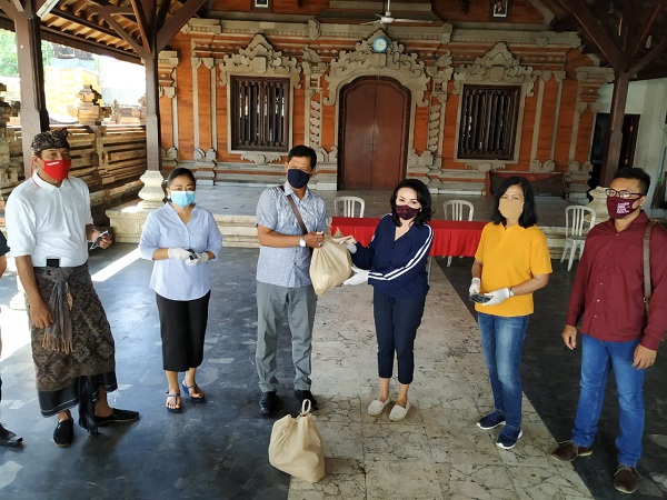 Sasar Masyarakat Tak Tersentuh Bantuan, K3S Denpasar Serahkan Makanan, Vitamin, dan Sembako