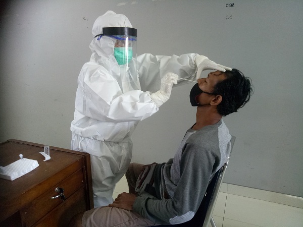 42 Pedagang dan Staf Pasar Ikan Gunung Agung di Test Swab
