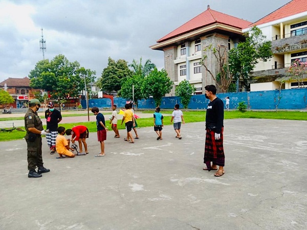 Hadapi Tatanan Normal Baru, GTPP Covid-19 Kota Denpasar, Berikan Sosialisasi dan Edukasi Kepada Masyarakat dan Anak-Anak Desa Tegal Harum