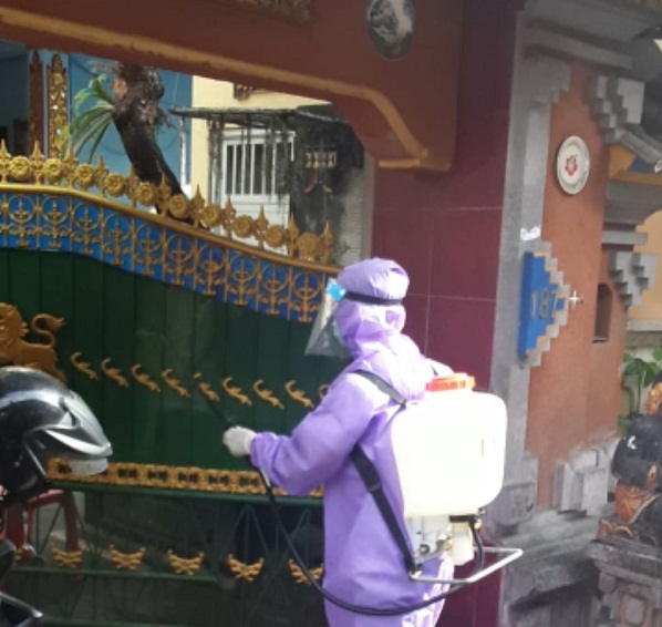 Cegah penularan Covid-19, Kelurahan Sesetan Lakukan Penyemprotan Disinfektan Berkelanjutan