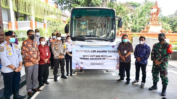 Pemkot Denpasar Terima Bantuan CSR 1 Unit Bus Sekolah Dari Agung Toyota
