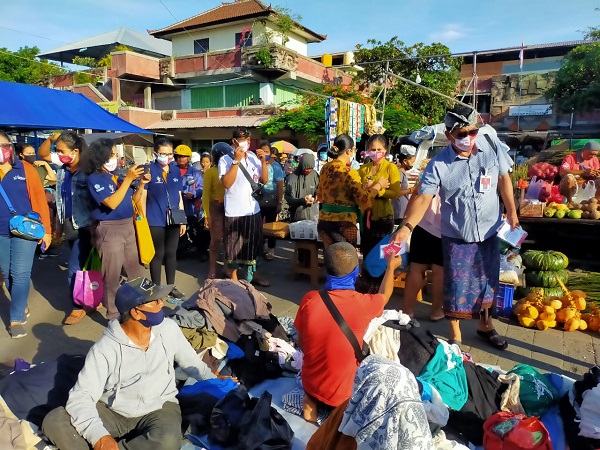 Peringati HKN, Dinas Kesehatan Denpasar Bagikan Masker.