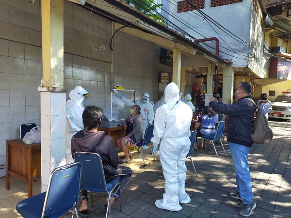 Lagi, 33 Pedagang Pelataran Pasar Kumbasari di Test Swab. Dewa Rai : Ini Upaya Mempercepat memutus Covid 19.
