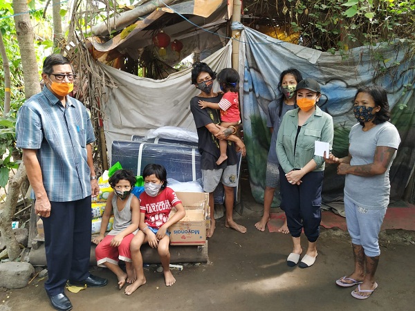 Serahkan Bantuan Sembako Hingga Kursi Roda, Ketua K3S Ny. Selly Sasar Lansia dan Keluarga Kurang Mampu
