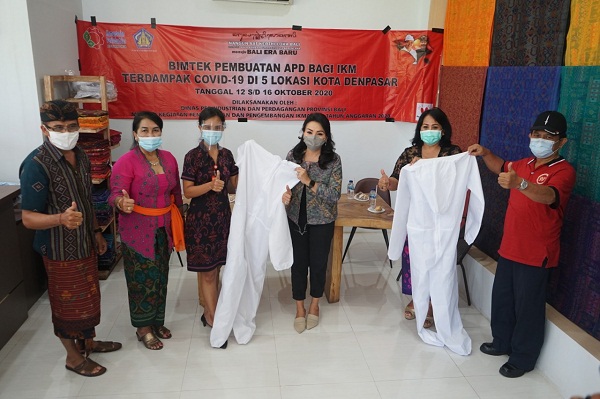 Hasil Karya APD IKM Denpasar Diserahkan Ke Rumah Sakit, Ny. Selly Mantra Ajak IKM Produktif, dan Terus Berinovasi di Masa Pandemi