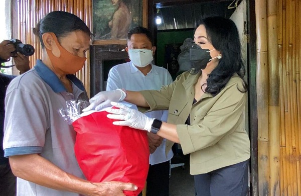 Rai Mantra Serahkan Bantuan Kepada Warga Kurang Mampu