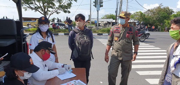 Desa Kesiman Kertalangu Sosialiasikan Protokol Kesehatan Dapati 13 Orang Tidak Memakai Masker, Bayar Denda 100 Ribu Rupiah Di Tempat
