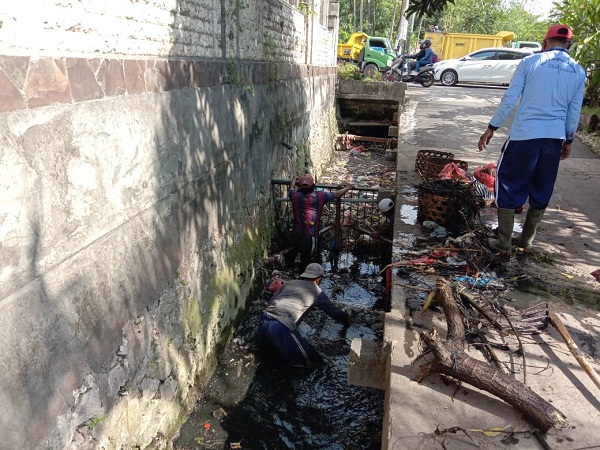 PUPR Denpasar Gencarkan Pembersihan dan Perawatan Jaring Sampah Cegah Terjadinya Banjir di Musim Hujan