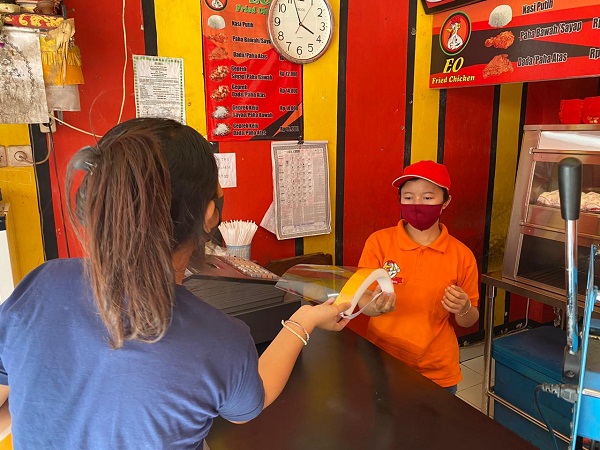 Kreatifitas Generasi Muda Di Tengah Pandemi Covid 19, STT Eka Dharma Canti Br. Yangbatu Kauh Buat Face Shield dan Di Bagikan Ke Pedagang Warung.