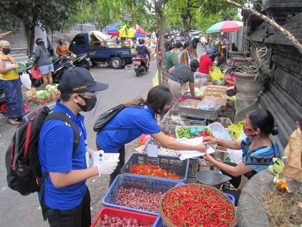 Cegah Penularan Covid-19 di Lingkungan Pasar, Kelurahan Sumerta Lakukan Monitoring dan Sosialisasi Protokol Kesehatan Berniaga di Pasar Ketapian