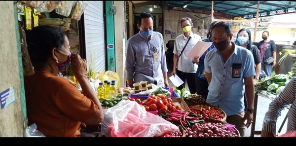 Jelang Hari Raya Galungan dan Kuningan Disperindag Monitoring Harga Bahan Kebutuhan Pokok di Pasar Rakyat
