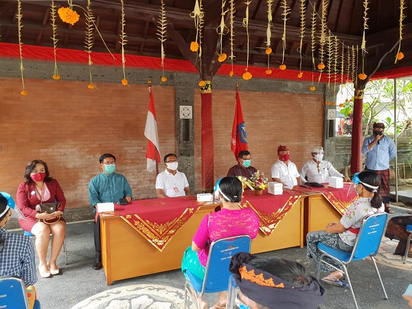 Dinsos Denpasar Kembali Serahkan BLT Sektor Informal