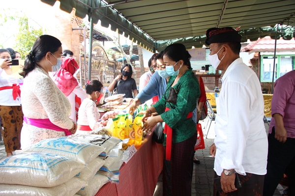 WHDI Denpasar Kunjungi Warung Murah Galungan Desa Dauh Puri Kaja