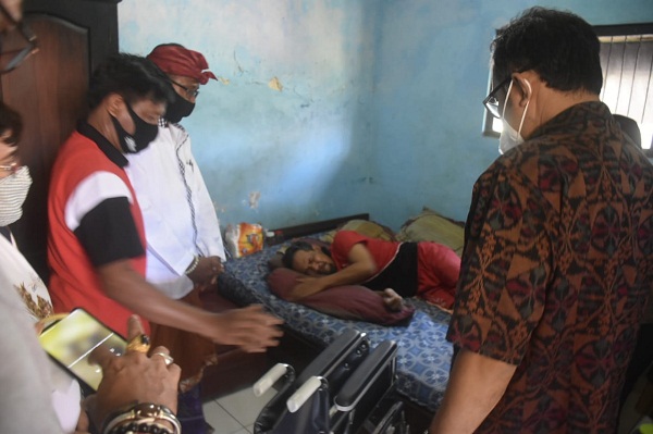 Wawali Jaya Negara Serahkan Bantuan Kursi Roda di Kelurahan Penatih
