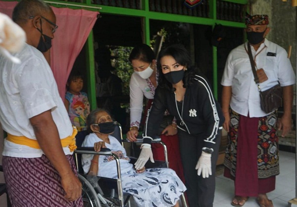Peduli Lansia, Ny. IA. Selly Dharmawijaya Mantra Serahkan Bantuan Kursi Roda.