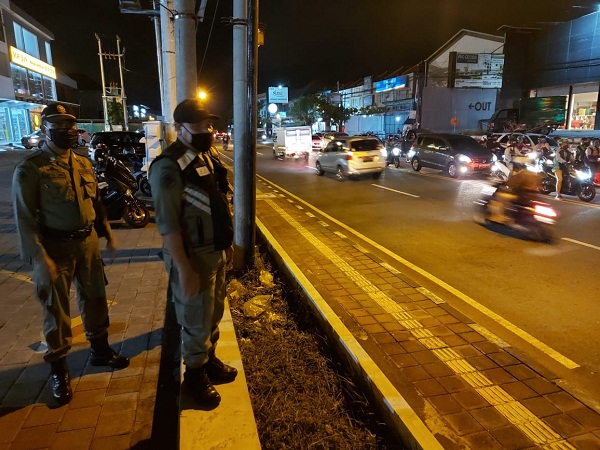 Satpol PP Tertibkan PKL Yang Berjualan Diatas Trotoar.