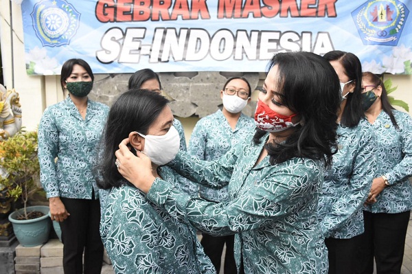 Gebrak Masker Serentak 17 Agustus 2020, Walikota Rai Mantra dan Ketua TP-PKK Ny. Selly Mantra Serahkan Ribuan Masker di Desa dan Kelurahan