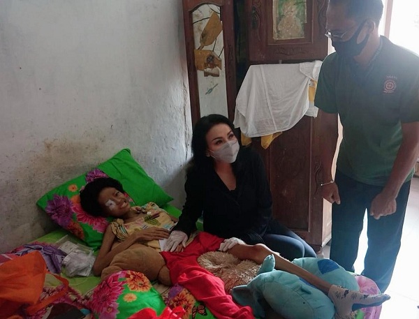 Ketua K3S Kota Denpasar Ny.IA. Selly Mantra, Kembali Serahkan Bantuan Kursi Roda.