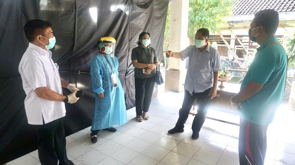 Pelaksanaan Test Di Denpasar Semakin Masif, Rai Mantra Tinjau Pelaksanaan Rapid Test Di Banjar Cemara Agung Desa Tegal Harum Hasilnya Semua Non Reaktif