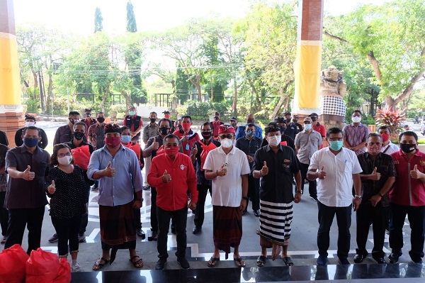 Terima Bantuan Sembako dari Bank Indonesia dan Anggota DPR RI, Wawali Jaya Negara Salurkan Sembako Kepada Pekaseh, Pecalang, serta Kadus/Kaling