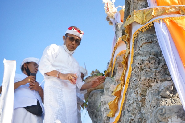 Wakil Walikota Jaya Negara Hadiri Pemlaspasan Candi Gelung Pura Luhur Uluwatu