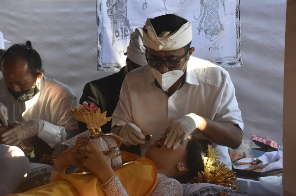 Wawali Jaya Negara Jadi Sangging Upacara Metatah Massal Di Yayasan Natar Agung LapLap.