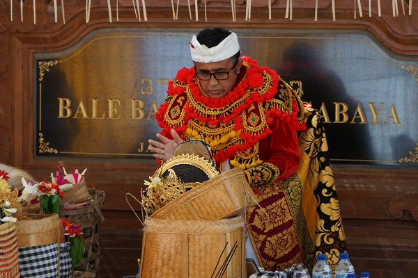 Hadiri Karya Ngenteg Linggih Banjar Anggabaya, Wawali Jaya Negara "Ngayah Nopeng".