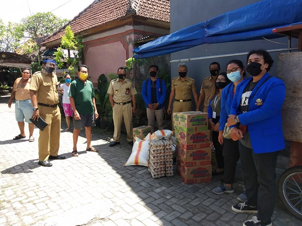 Perbekel Desa Dangin Puri Klod Serahkan Sembako Kepada 9 Keluarga Yang Melaksanakan Isolasi Mandiri