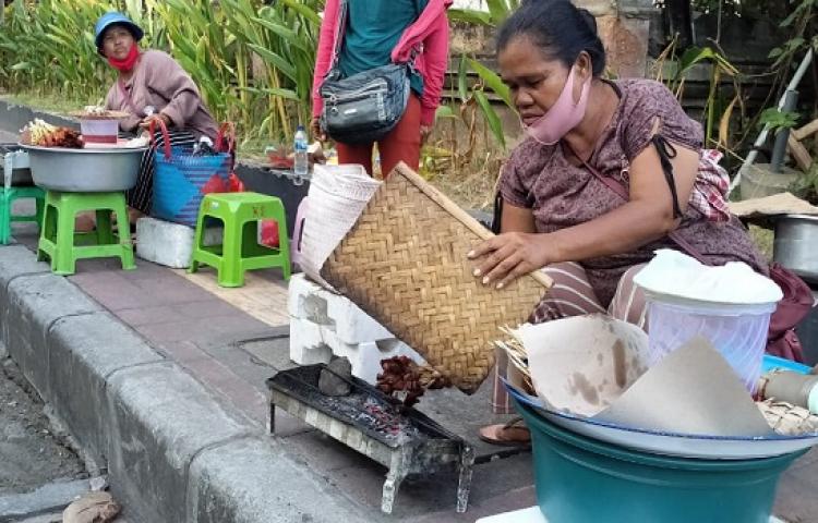 Pembeli Menurun di Masa pandemi, Penjual Sate Babi Tetap Melakoni