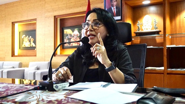 Ny. Selly Mantra Buka Webinar Inovasi Desain Kemasan Produk Lokal Menembus Pasar Digital