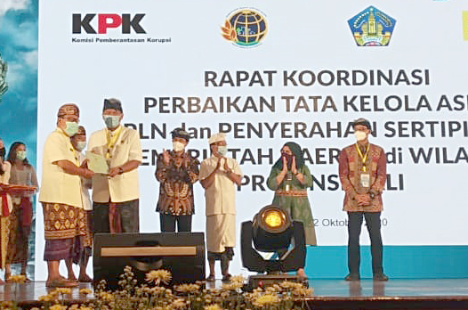KPK RI Serahkan Sertifikat Aset Kepada Pemkot Denpasar