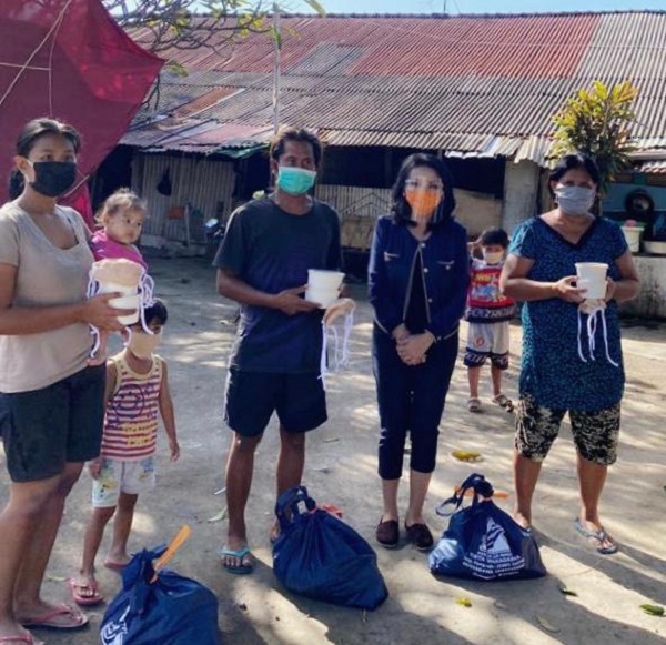 Sasar Masyarakat Terdampak Covid yang Belum Tersentuh, Selly Mantra Serahkan Bantuan Sembako Secara Langsung